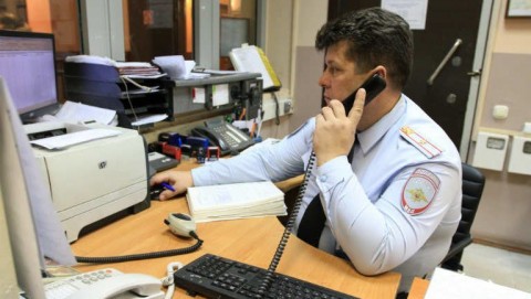 В Тевризском районе полицейские проводят проверку по факту хищения телефона и кроссовок у подростка